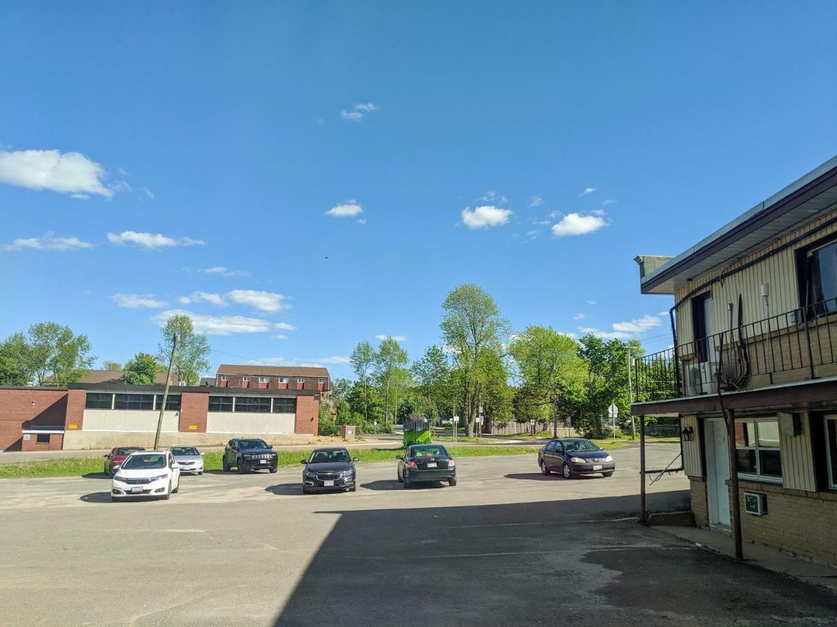 Skyline Motel Fredericton Esterno foto